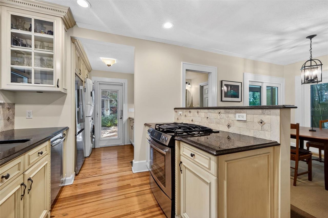 2318 Woodlawn Circle E, Saint Petersburg, FL 33704 Photo
