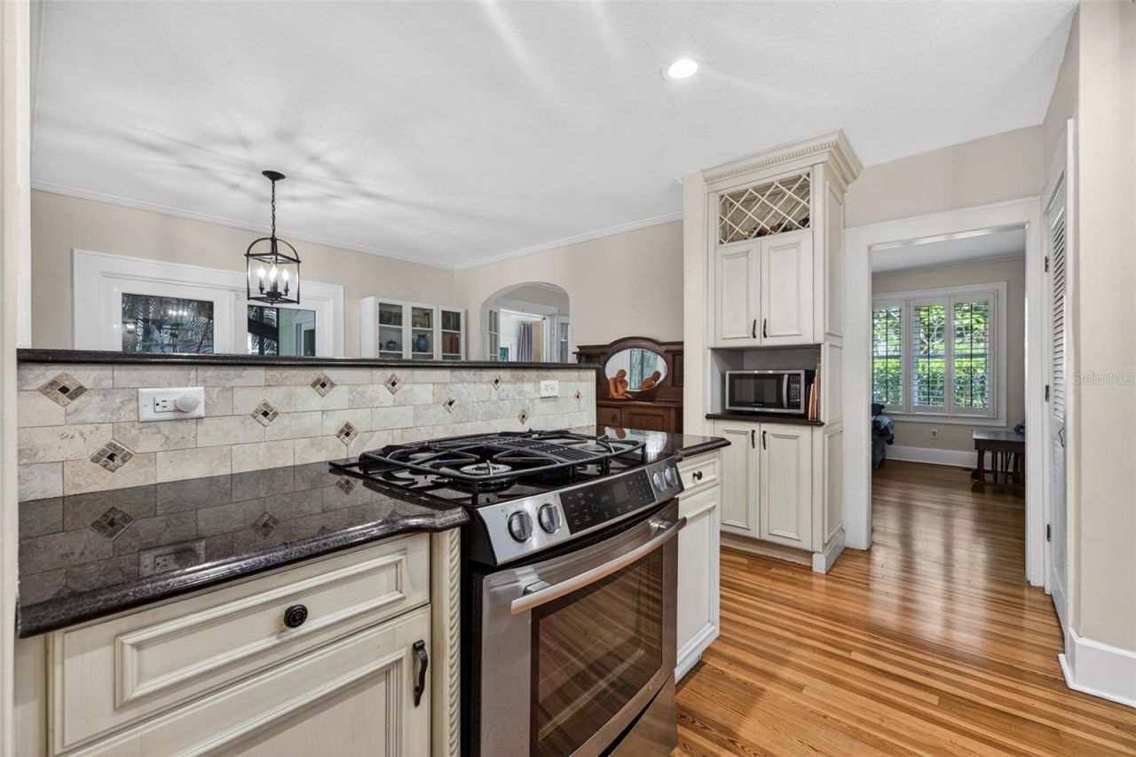 2318 Woodlawn Circle E, Saint Petersburg, FL 33704 Photo