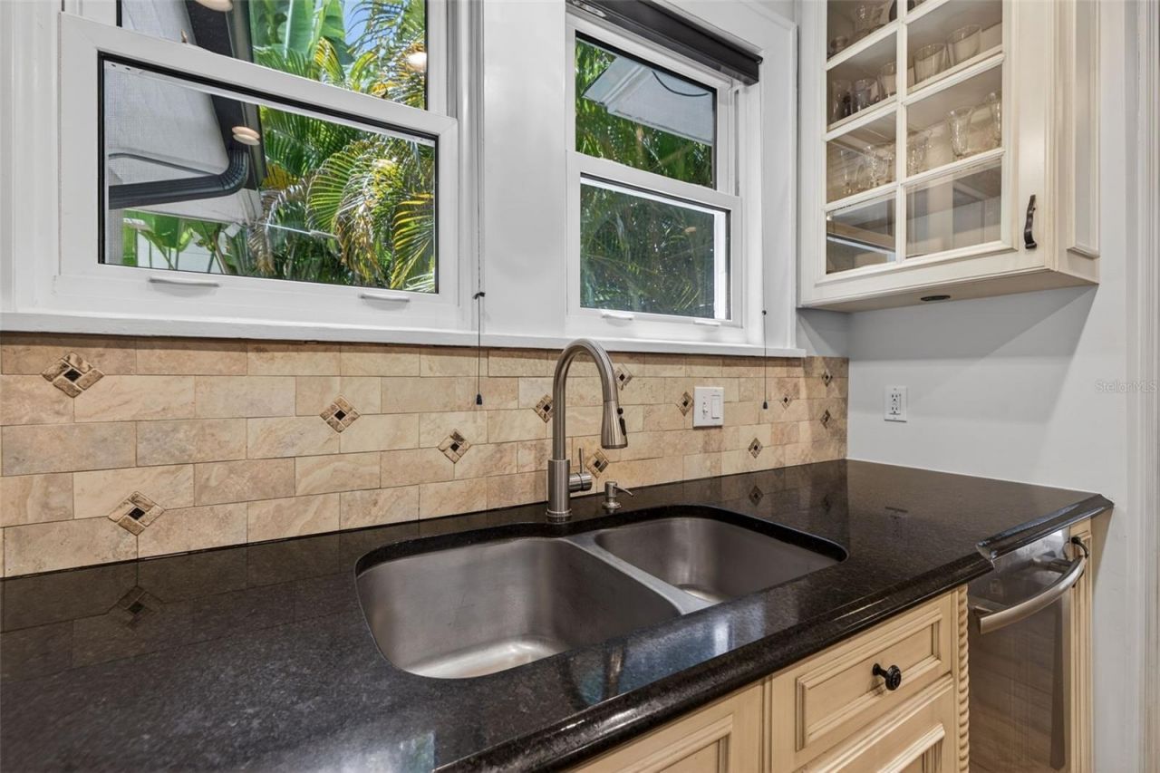 2318 Woodlawn Circle E, Saint Petersburg, FL 33704 Photo