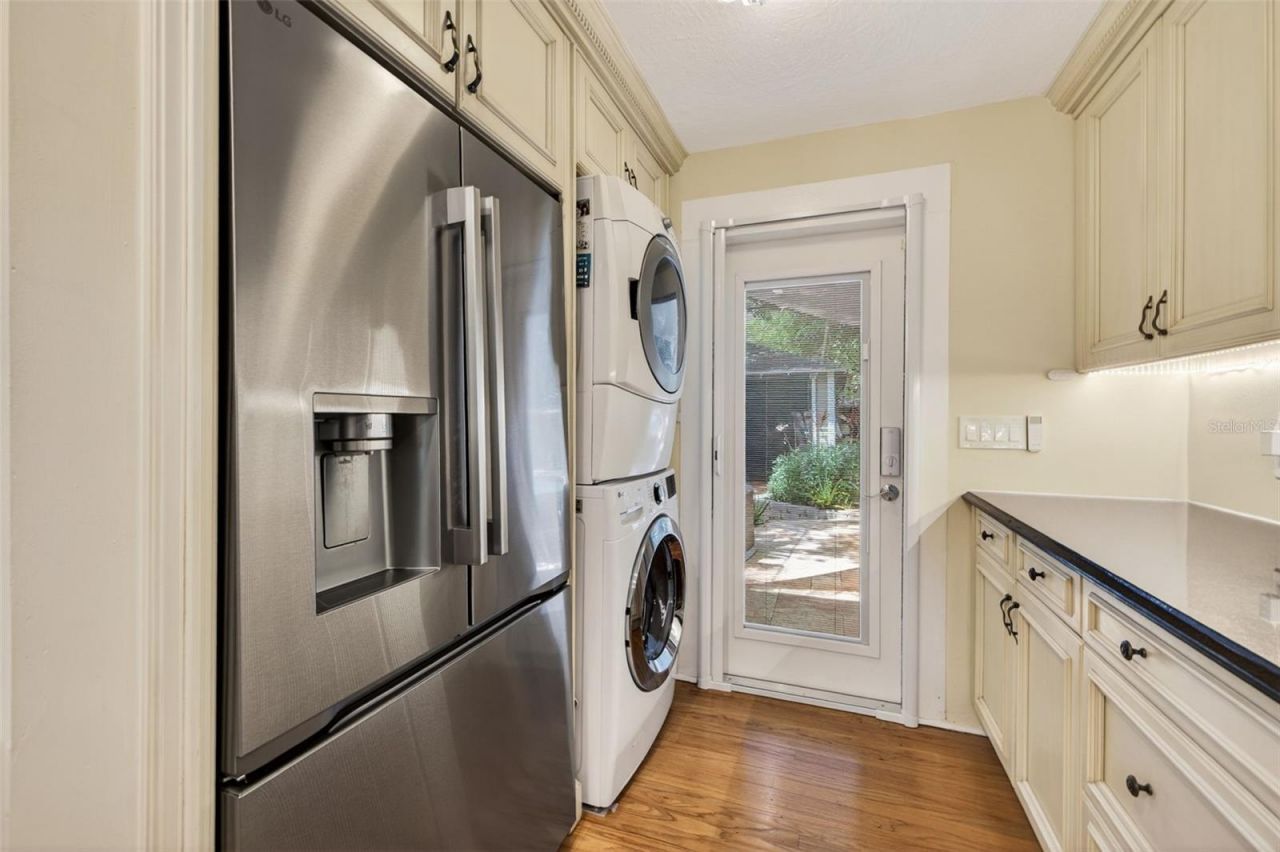 2318 Woodlawn Circle E, Saint Petersburg, FL 33704 Photo