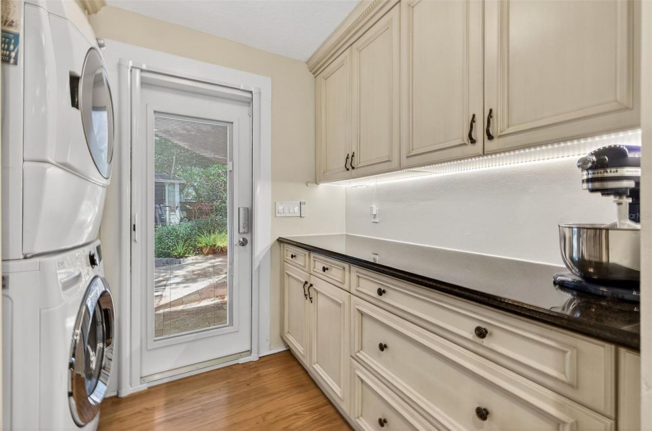 2318 Woodlawn Circle E, Saint Petersburg, FL 33704 Photo