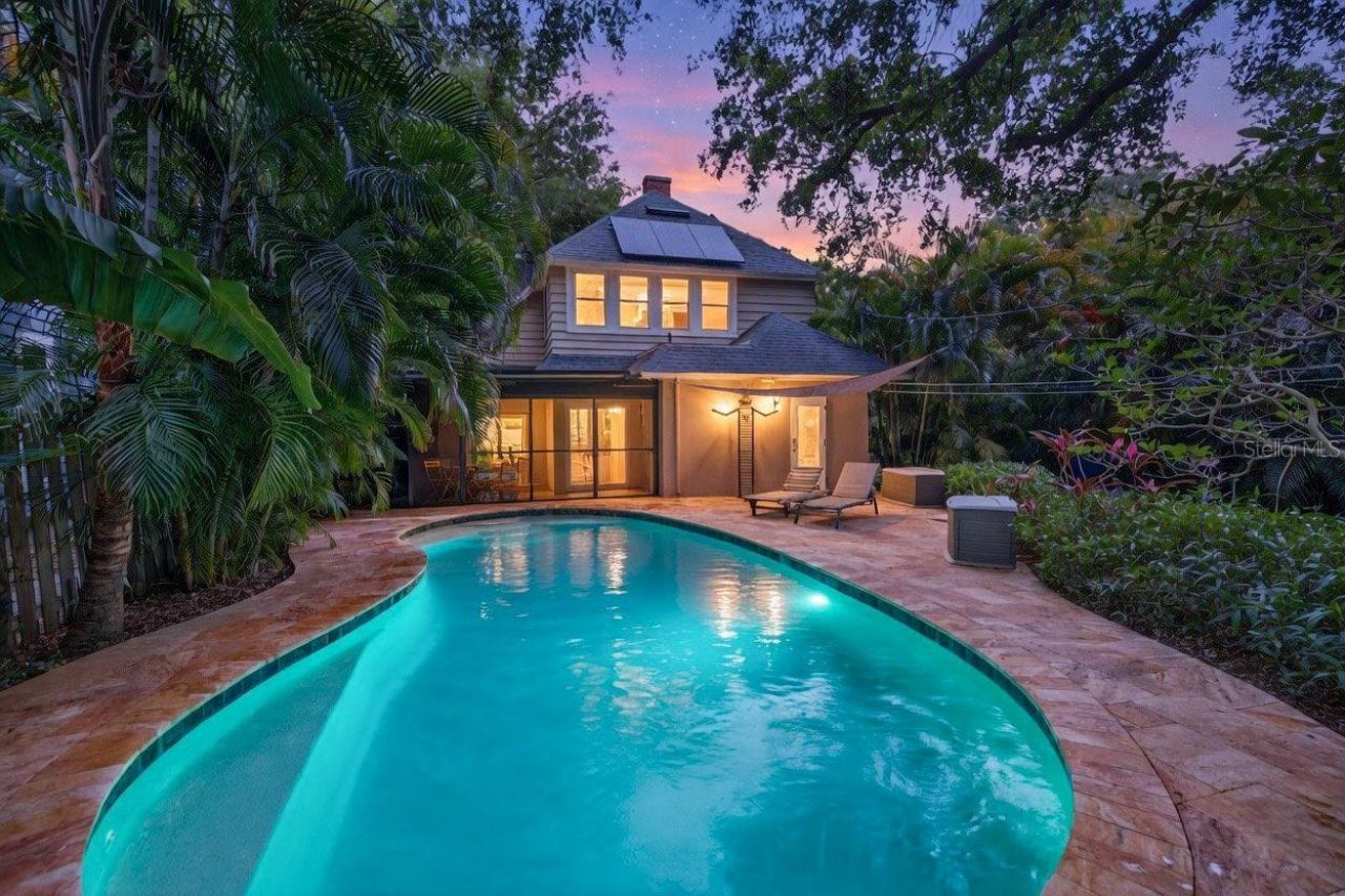 2318 Woodlawn Circle E, Saint Petersburg, FL 33704 Photo