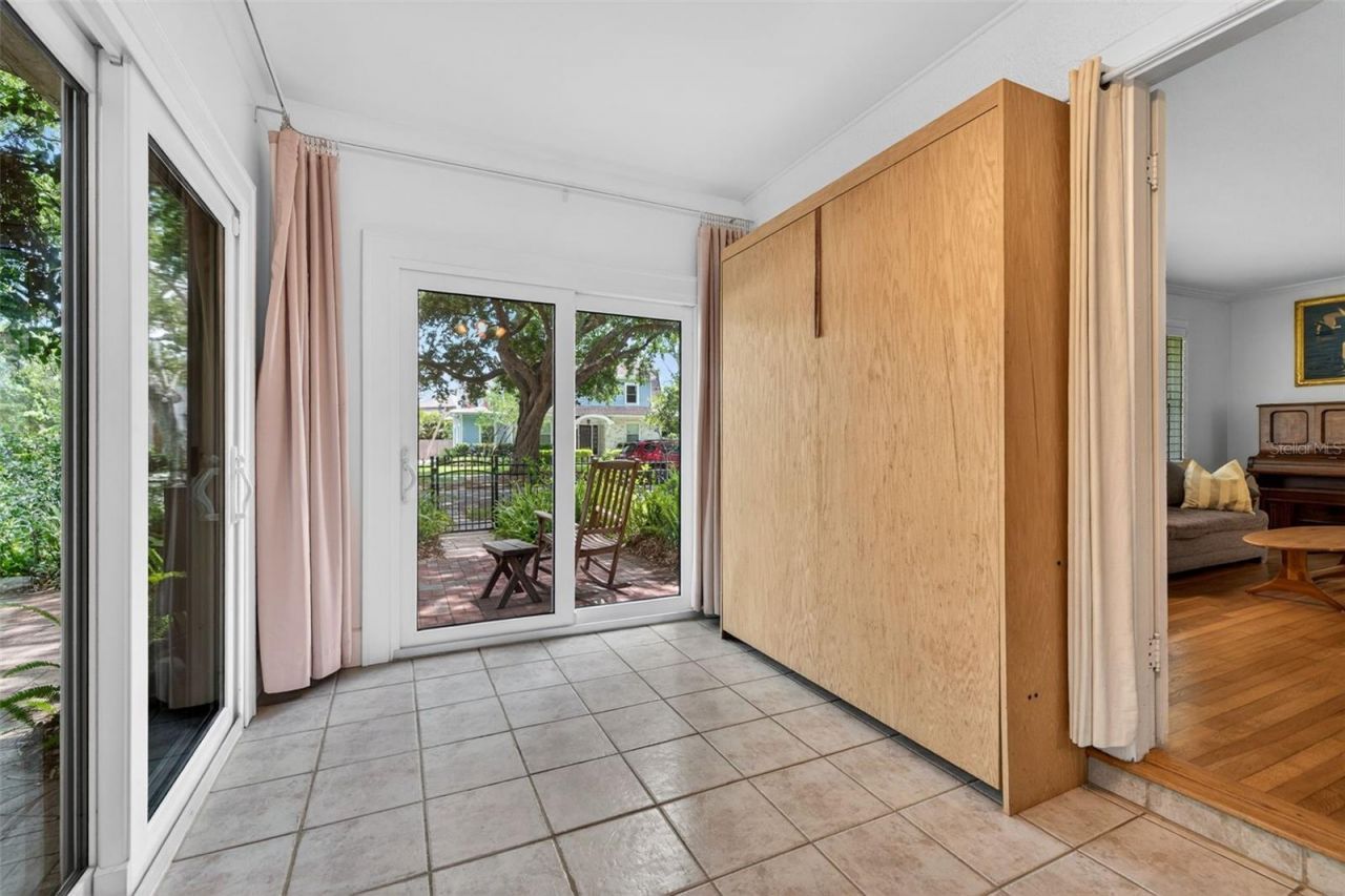 2318 Woodlawn Circle E, Saint Petersburg, FL 33704 Photo