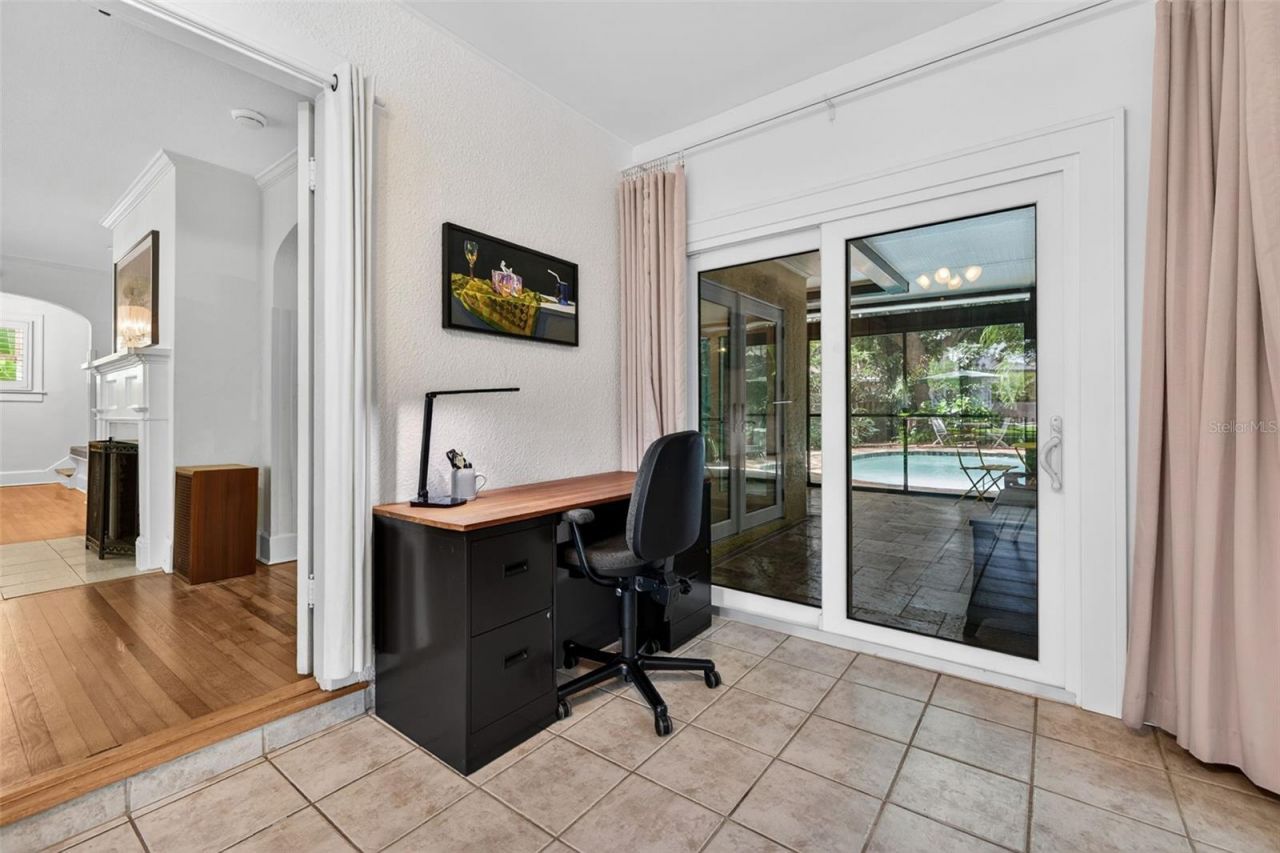2318 Woodlawn Circle E, Saint Petersburg, FL 33704 Photo