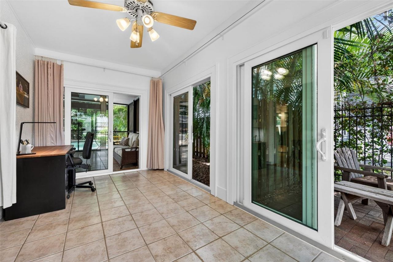 2318 Woodlawn Circle E, Saint Petersburg, FL 33704 Photo