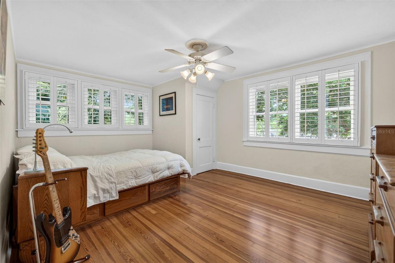 2318 Woodlawn Circle E, Saint Petersburg, FL 33704 Photo