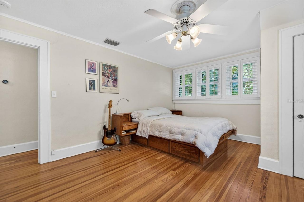 2318 Woodlawn Circle E, Saint Petersburg, FL 33704 Photo