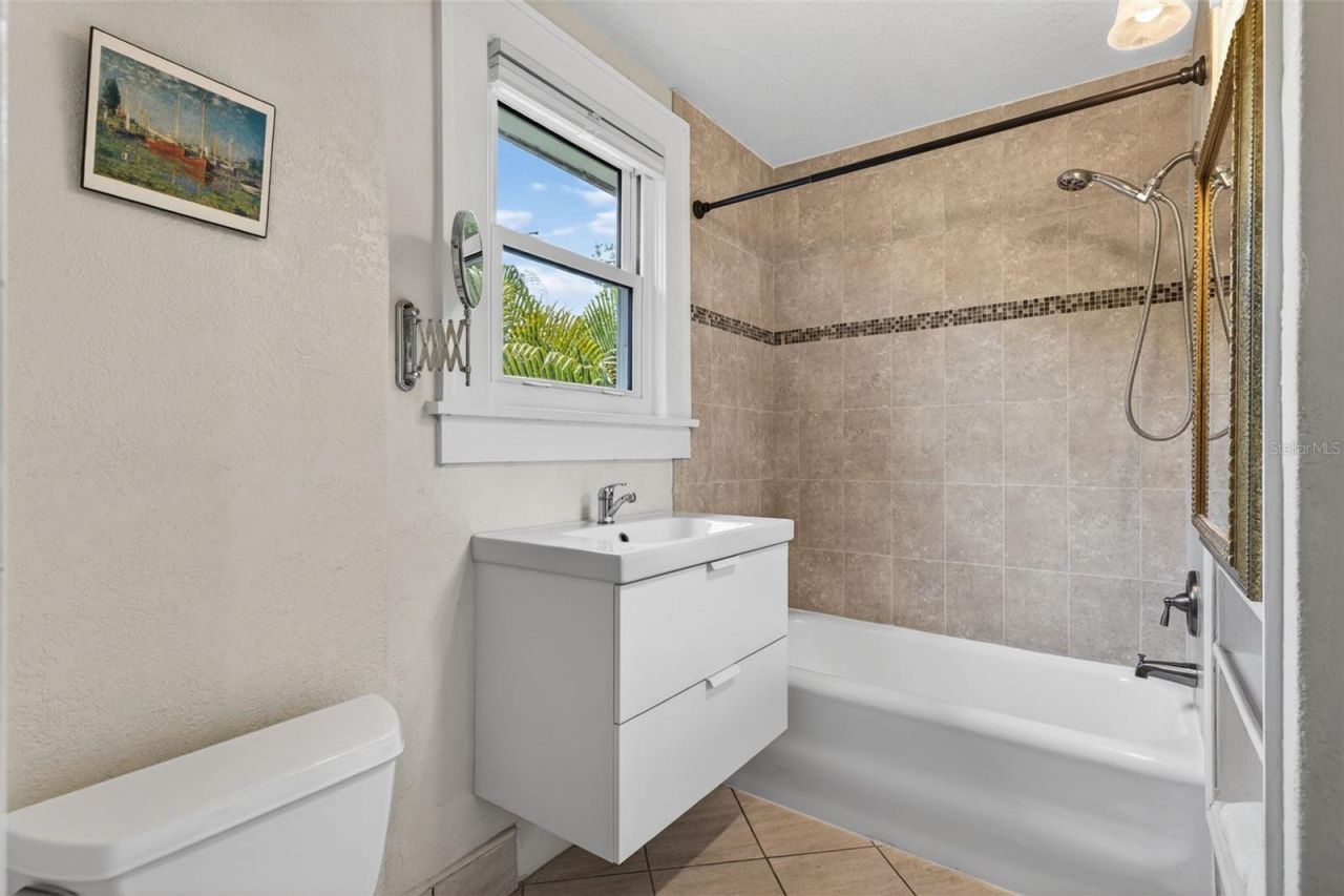 2318 Woodlawn Circle E, Saint Petersburg, FL 33704 Photo