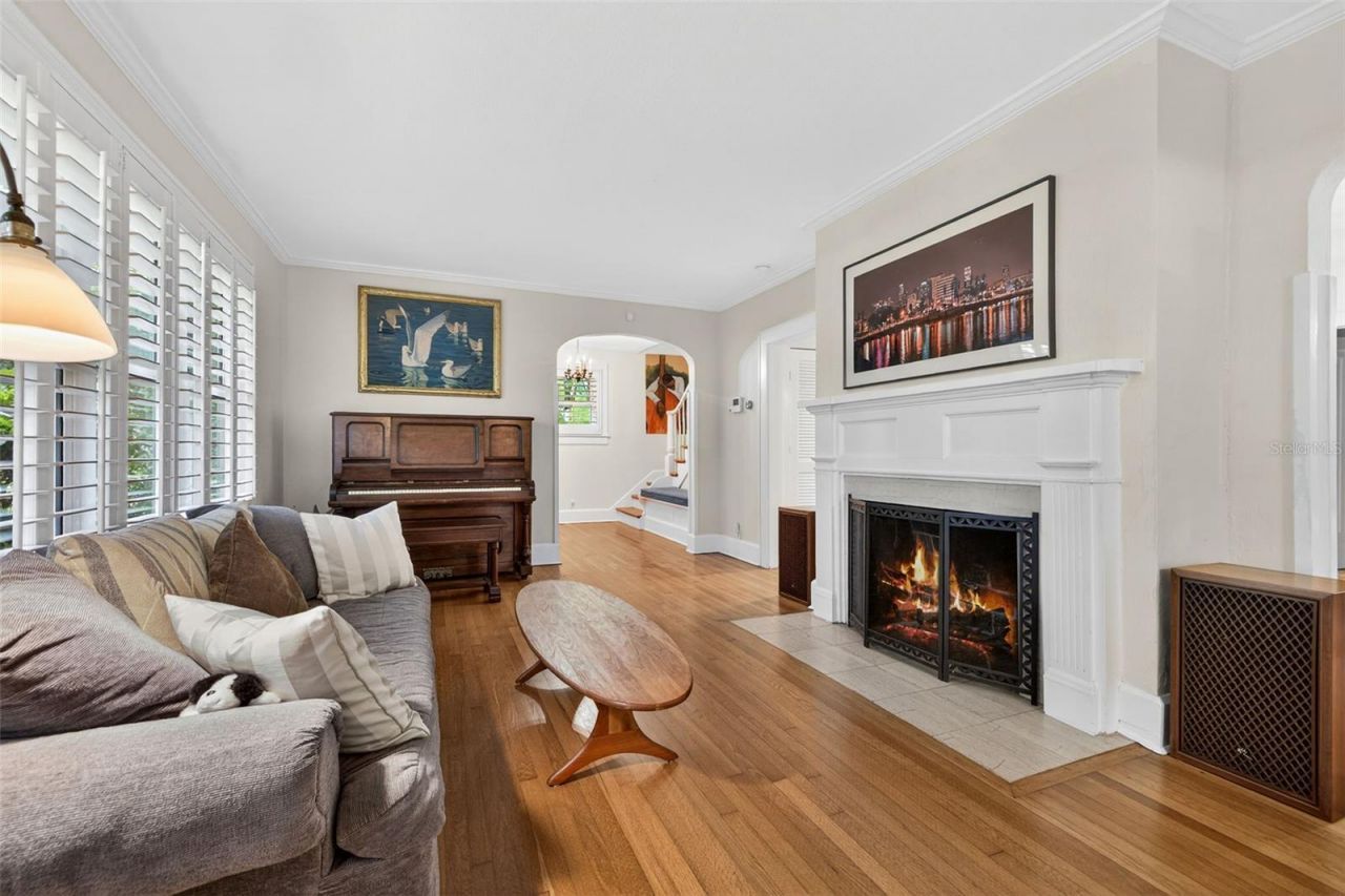 2318 Woodlawn Circle E, Saint Petersburg, FL 33704 Photo
