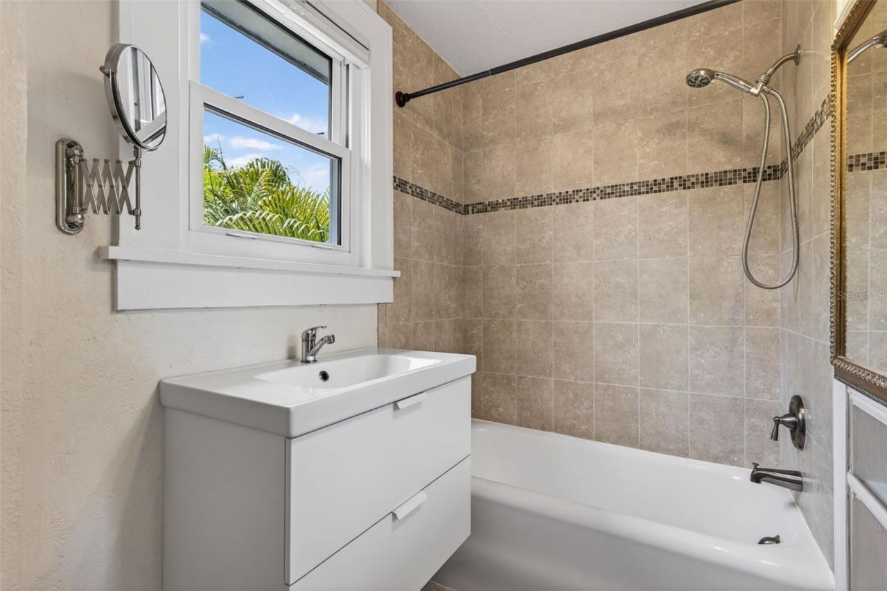 2318 Woodlawn Circle E, Saint Petersburg, FL 33704 Photo