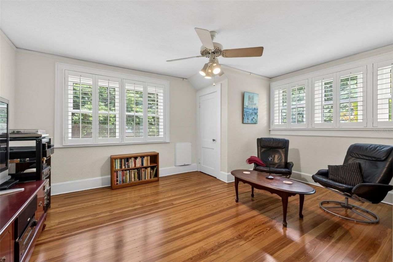 2318 Woodlawn Circle E, Saint Petersburg, FL 33704 Photo