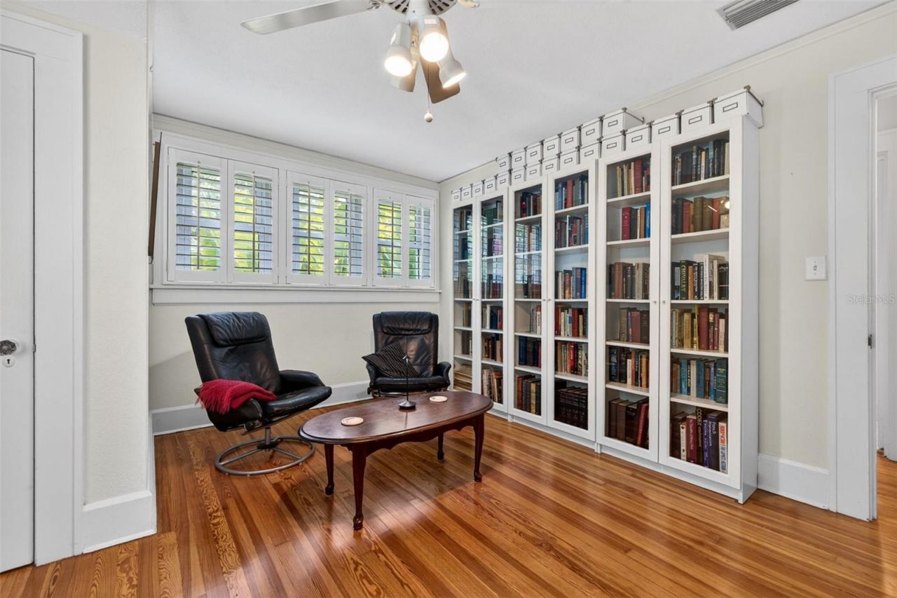 2318 Woodlawn Circle E, Saint Petersburg, FL 33704 Photo