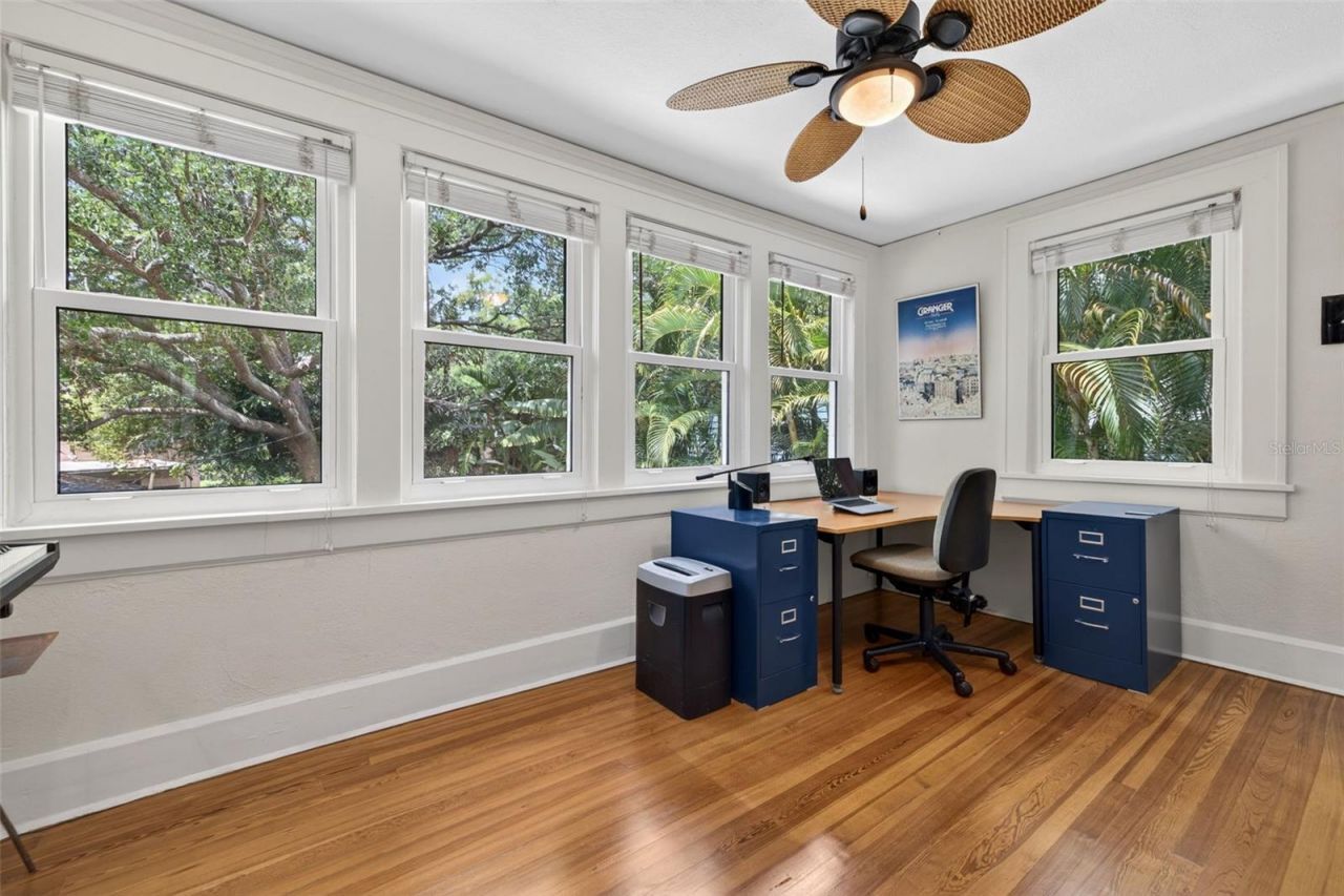 2318 Woodlawn Circle E, Saint Petersburg, FL 33704 Photo