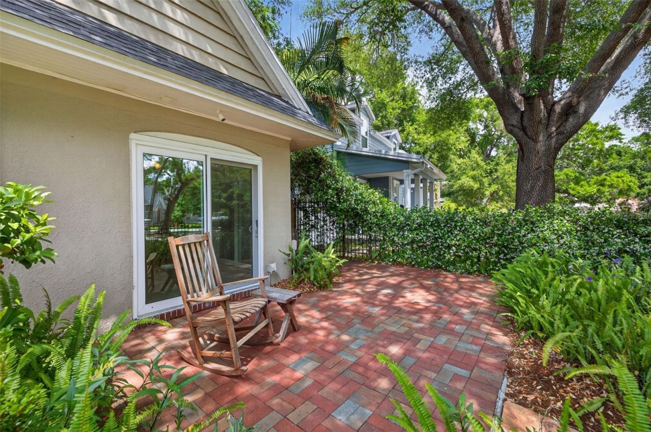 2318 Woodlawn Circle E, Saint Petersburg, FL 33704 Photo