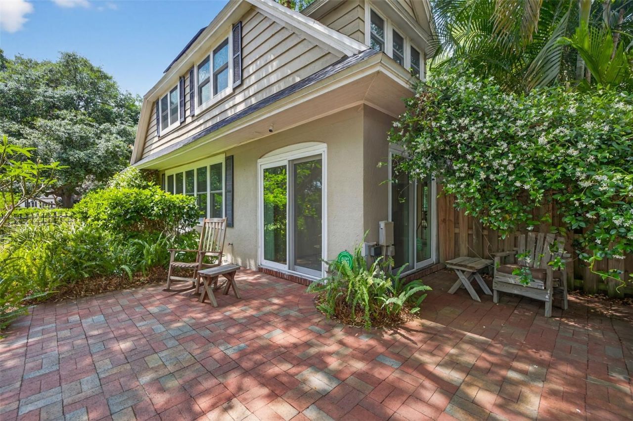 2318 Woodlawn Circle E, Saint Petersburg, FL 33704 Photo