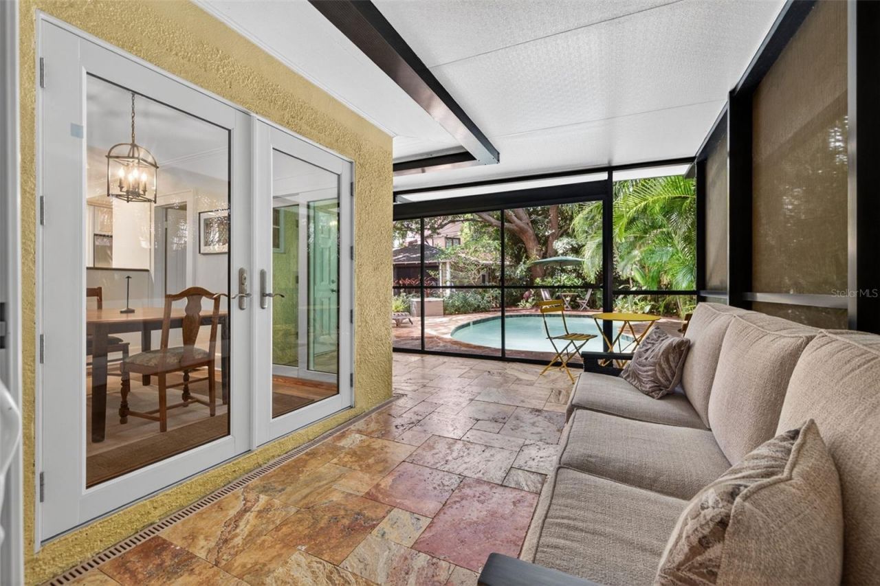 2318 Woodlawn Circle E, Saint Petersburg, FL 33704 Photo
