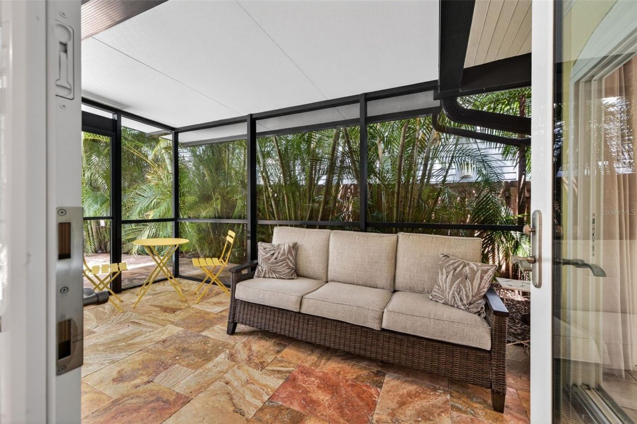 2318 Woodlawn Circle E, Saint Petersburg, FL 33704 Photo