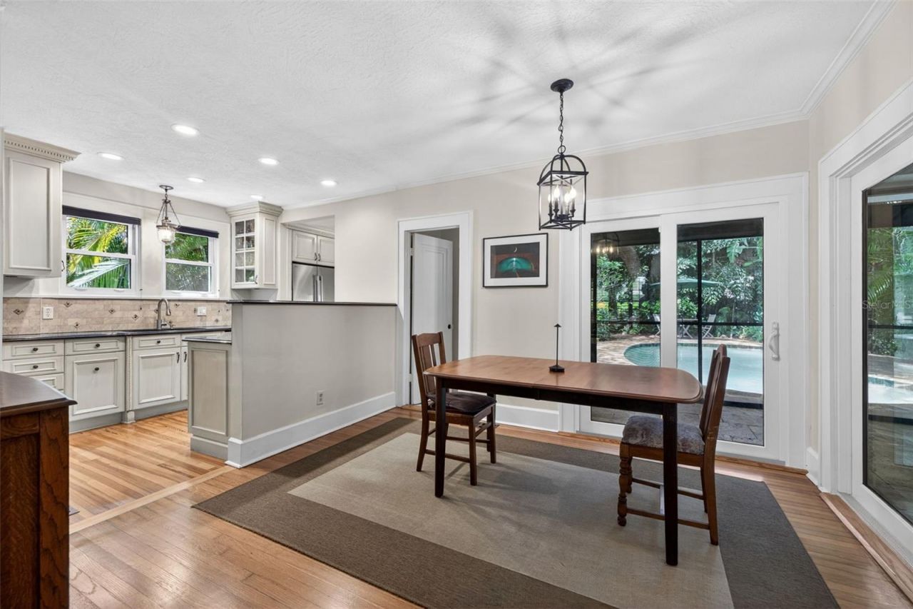 2318 Woodlawn Circle E, Saint Petersburg, FL 33704 Photo