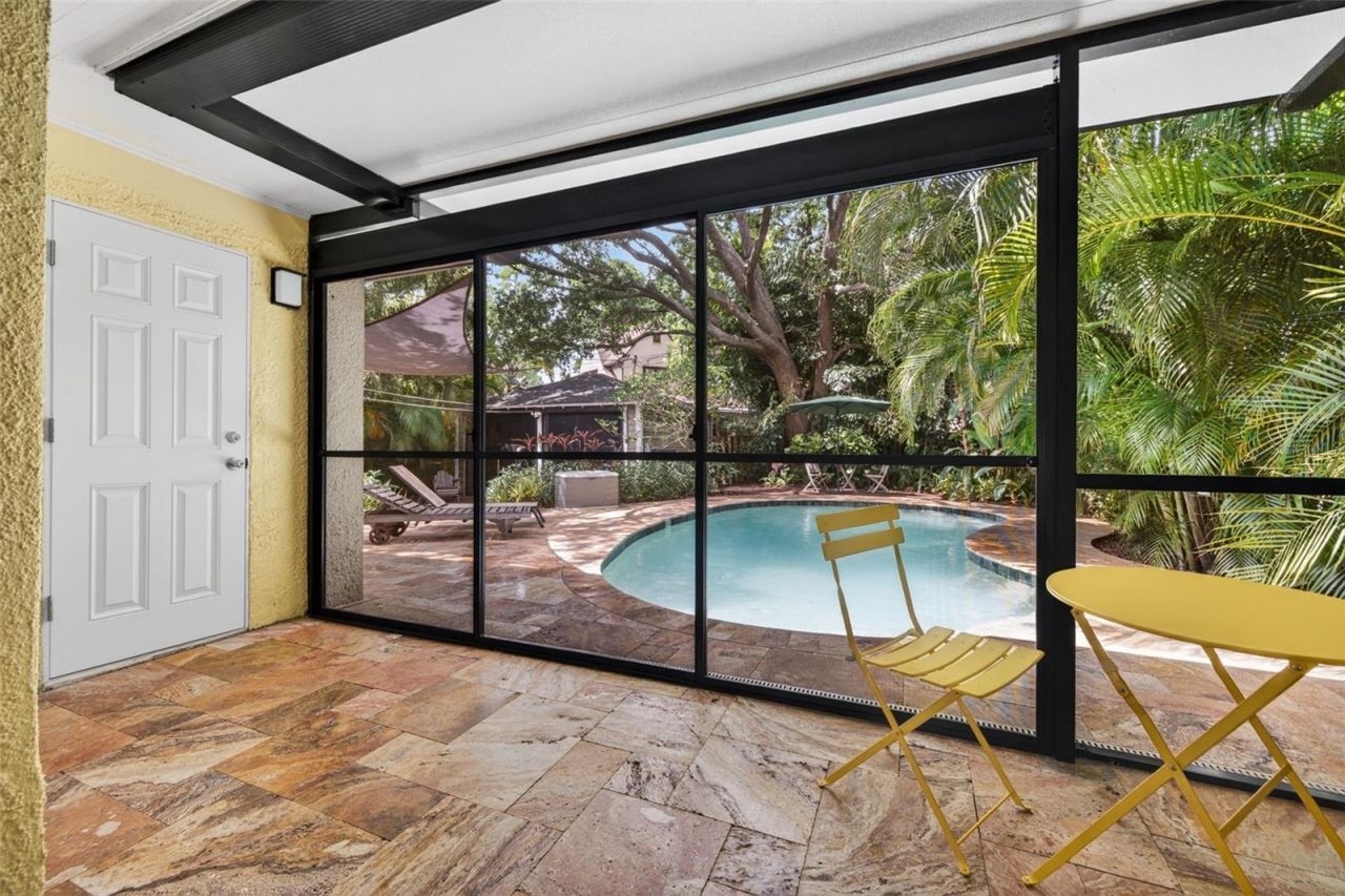 2318 Woodlawn Circle E, Saint Petersburg, FL 33704 Photo