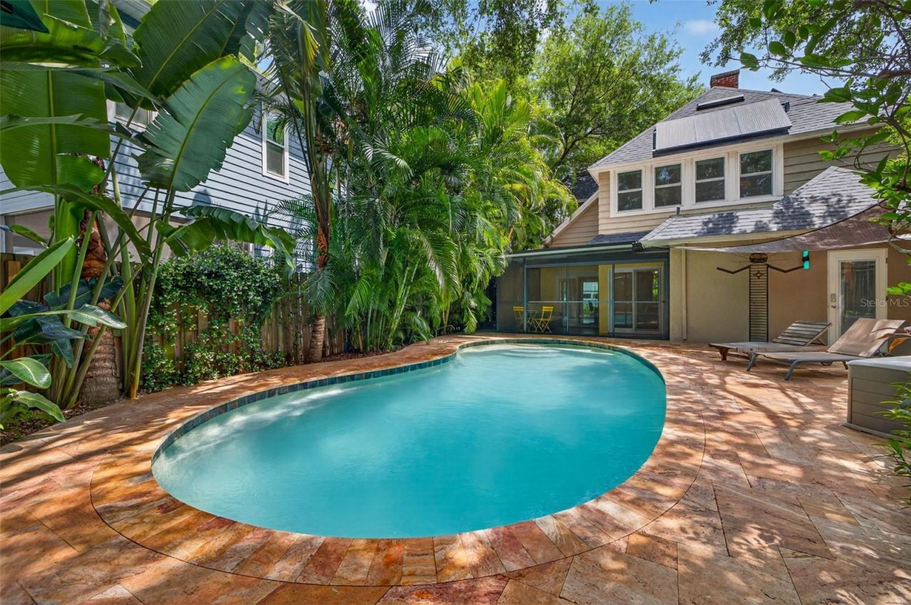 2318 Woodlawn Circle E, Saint Petersburg, FL 33704 Photo