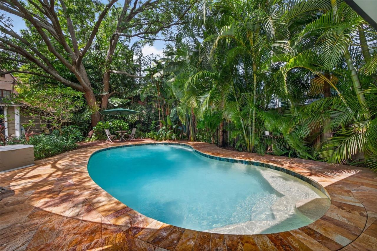 2318 Woodlawn Circle E, Saint Petersburg, FL 33704 Photo
