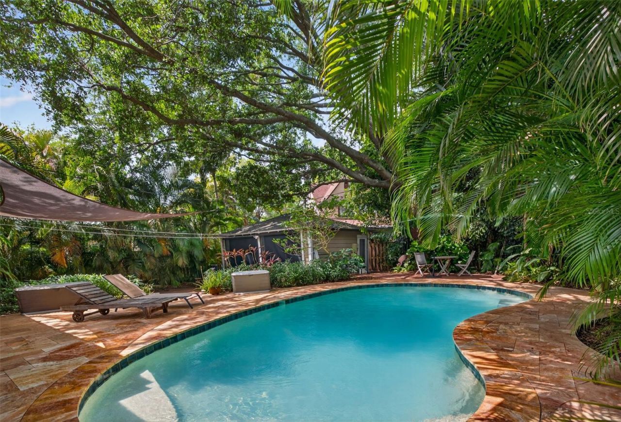 2318 Woodlawn Circle E, Saint Petersburg, FL 33704 Photo