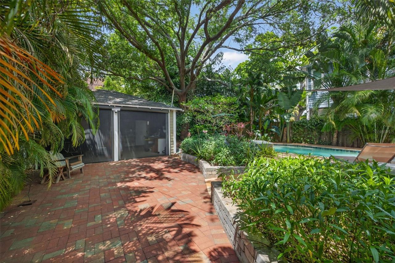 2318 Woodlawn Circle E, Saint Petersburg, FL 33704 Photo
