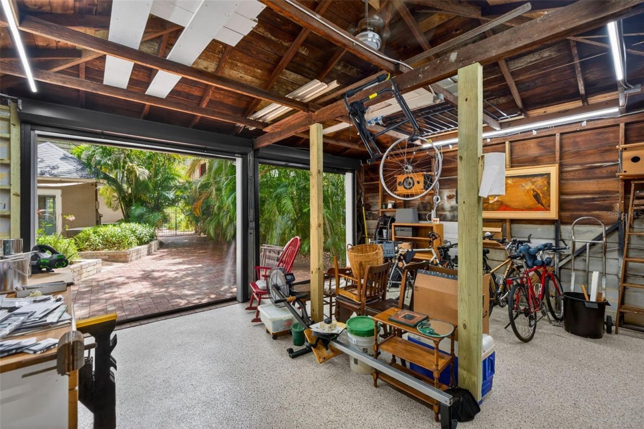 2318 Woodlawn Circle E, Saint Petersburg, FL 33704 Photo