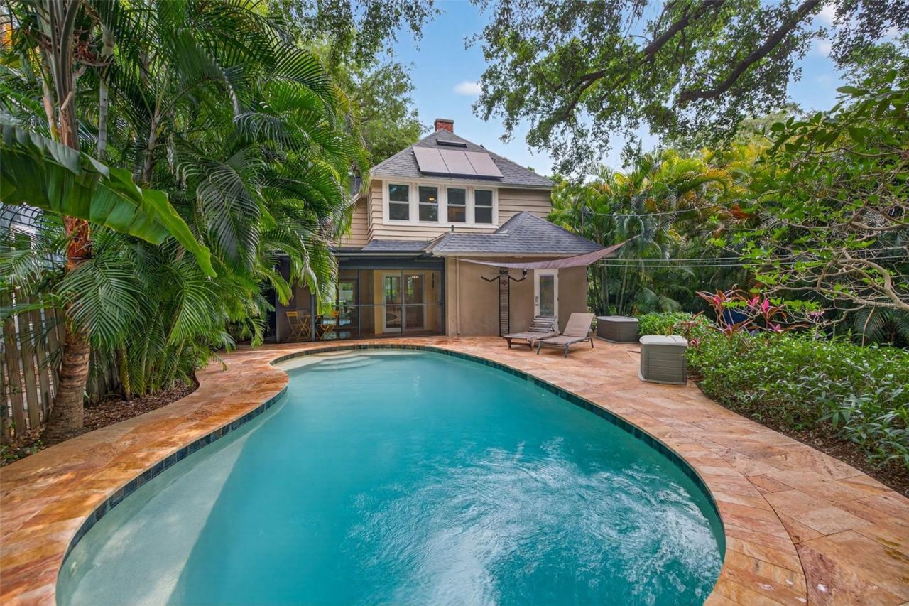 2318 Woodlawn Circle E, Saint Petersburg, FL 33704 Photo