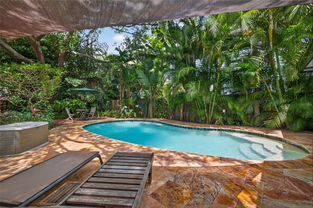 2318 Woodlawn Circle E, Saint Petersburg, FL 33704 Photo