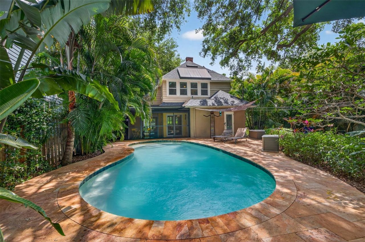 2318 Woodlawn Circle E, Saint Petersburg, FL 33704 Photo