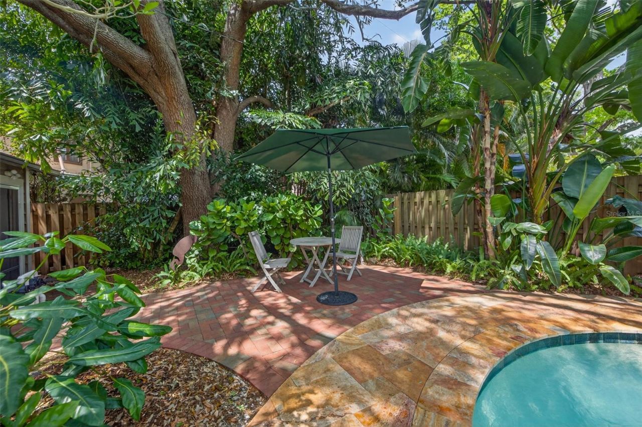 2318 Woodlawn Circle E, Saint Petersburg, FL 33704 Photo