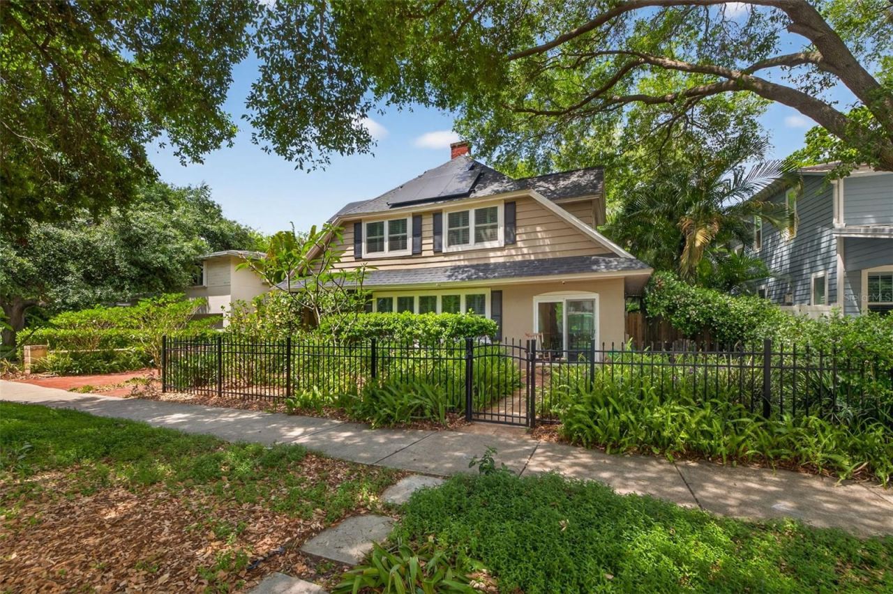 2318 Woodlawn Circle E, Saint Petersburg, FL 33704 Photo