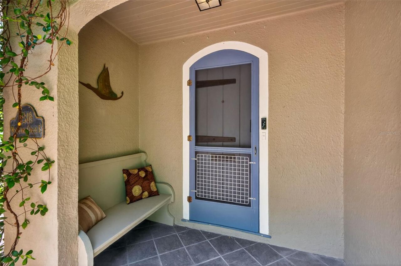 2318 Woodlawn Circle E, Saint Petersburg, FL 33704 Photo