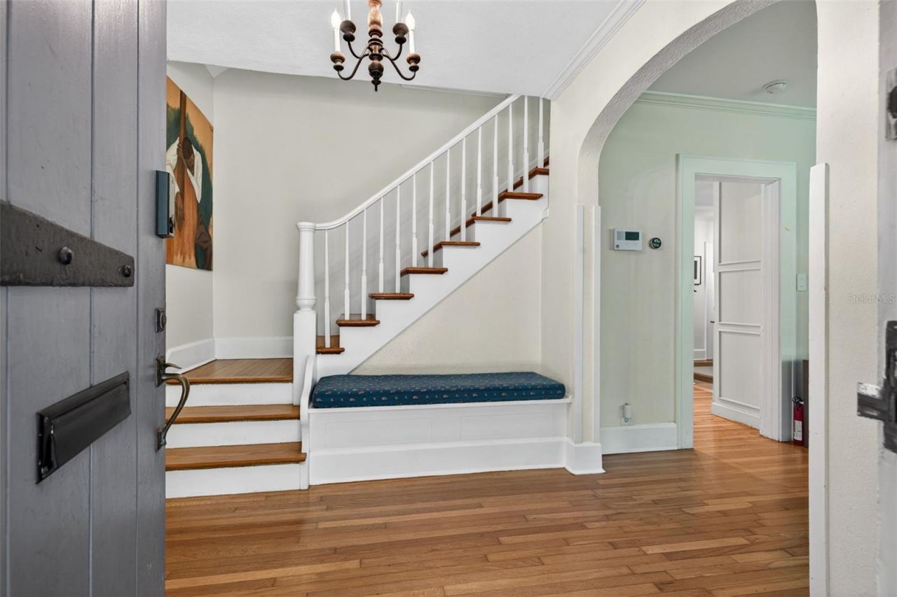2318 Woodlawn Circle E, Saint Petersburg, FL 33704 Photo