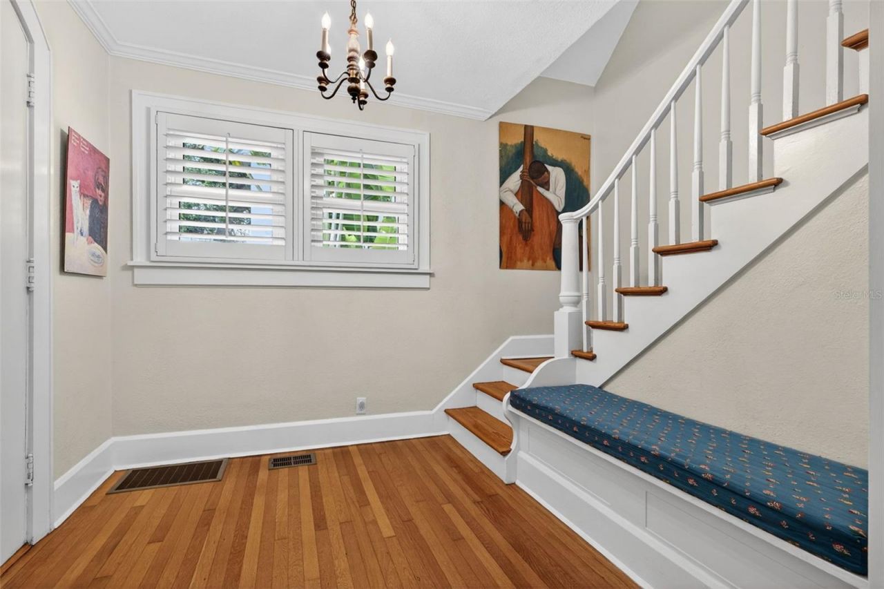 2318 Woodlawn Circle E, Saint Petersburg, FL 33704 Photo