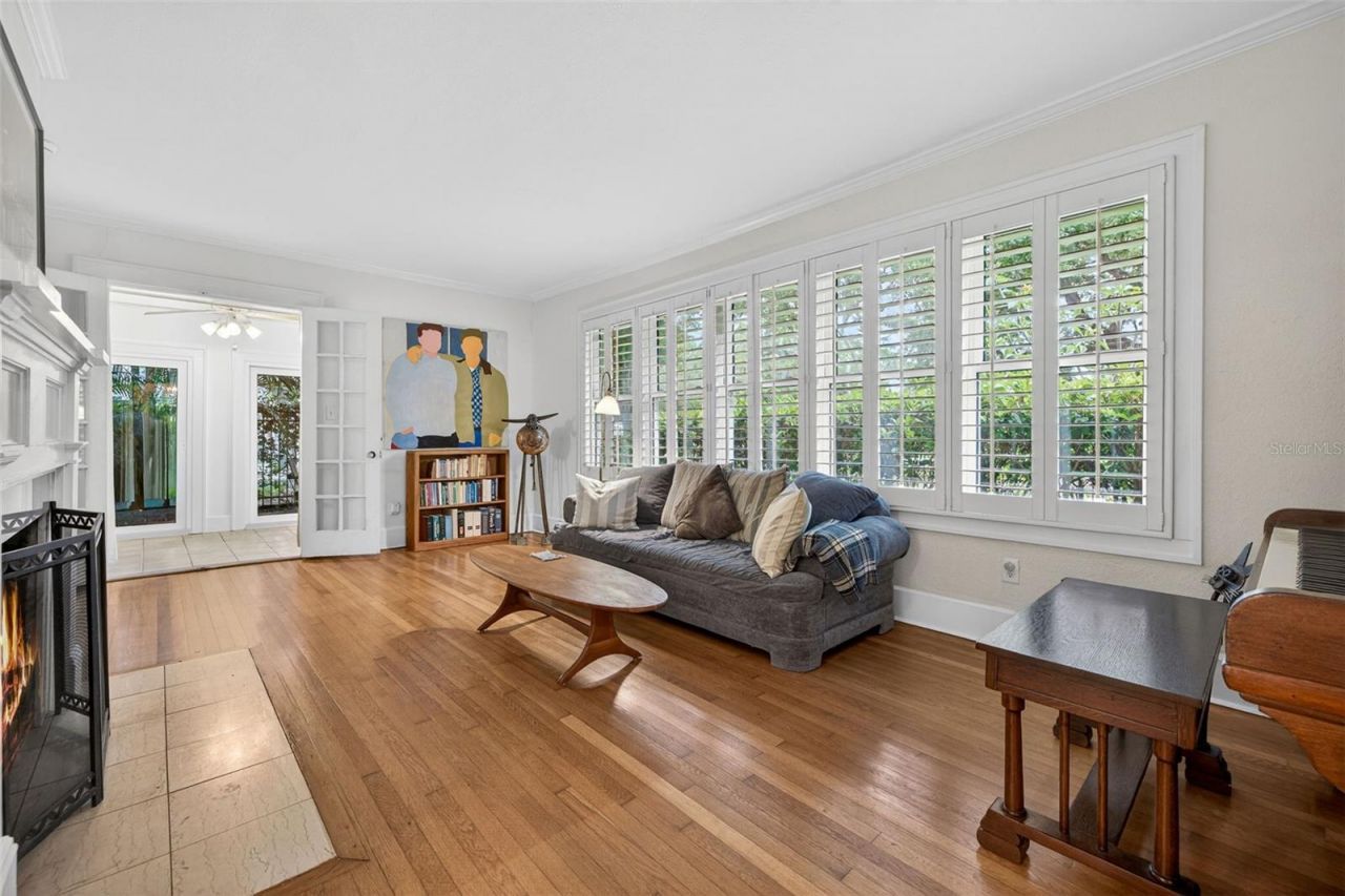 2318 Woodlawn Circle E, Saint Petersburg, FL 33704 Photo