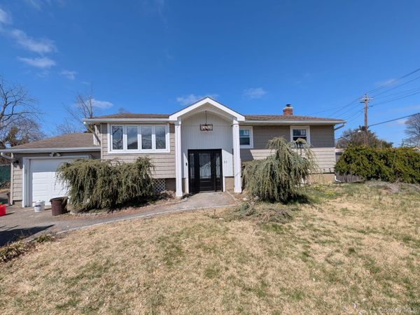 33 Hinton Avenue , Babylon, NY 11702