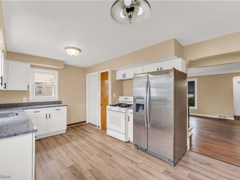 655 E 240th Street, Euclid, OH 44123 Photo 6