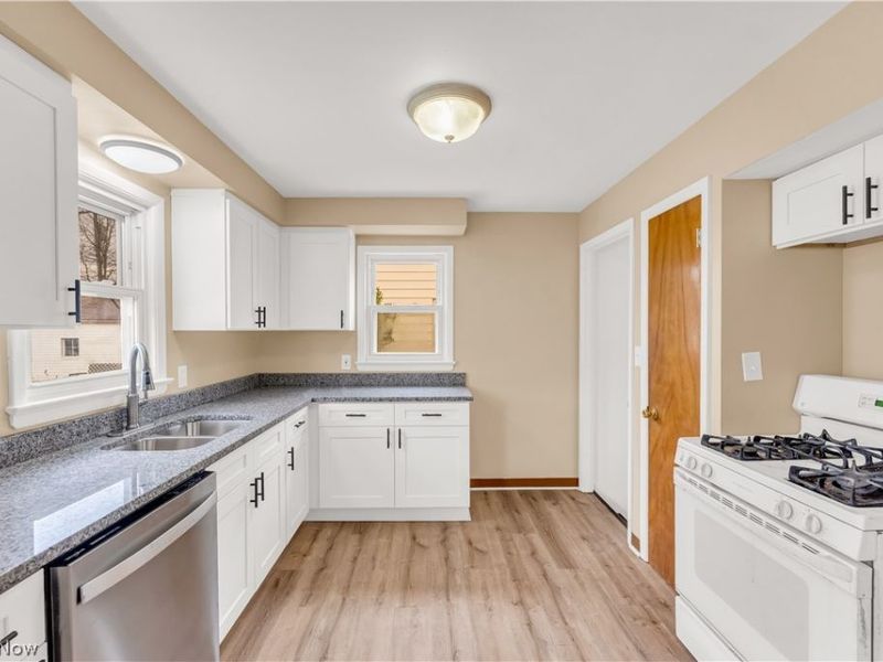 655 E 240th Street, Euclid, OH 44123 Photo 9