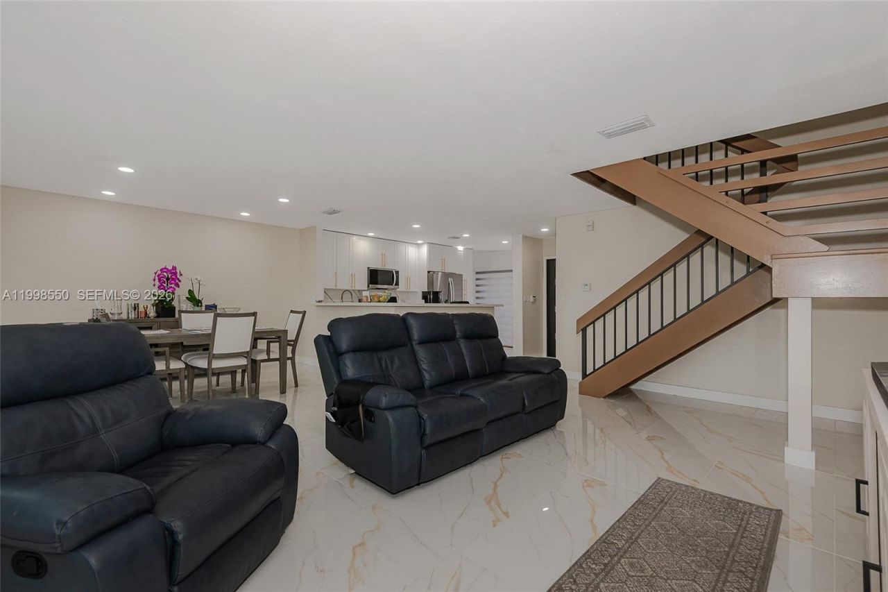 3325 Torremolinos Ave, Unit C-44, Doral, FL 33178 Photo