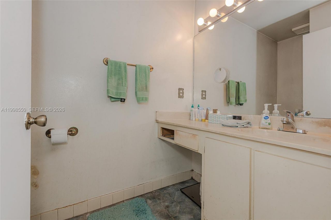 3325 Torremolinos Ave, Unit C-44, Doral, FL 33178 Photo