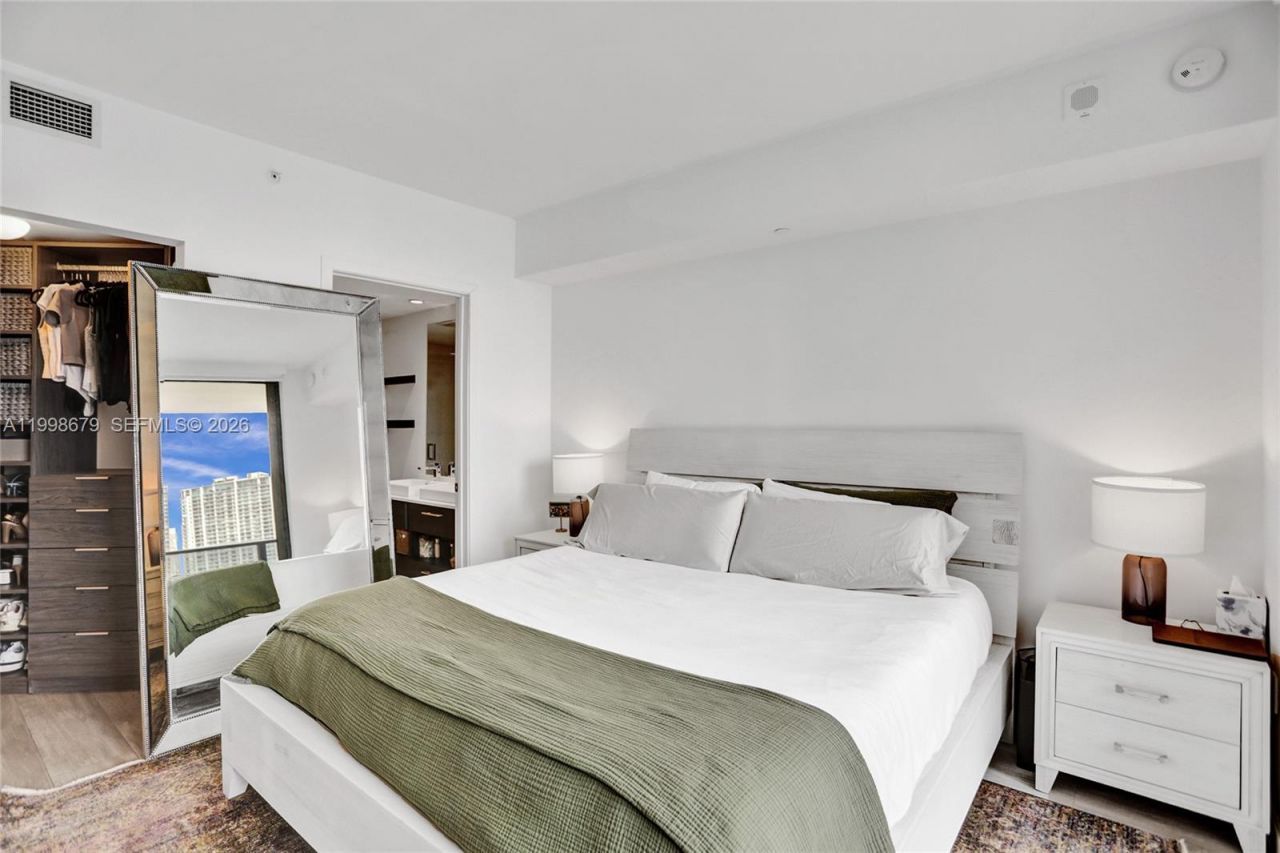 45 SW 9th St, Unit 2001, Miami, FL 33130 Photo