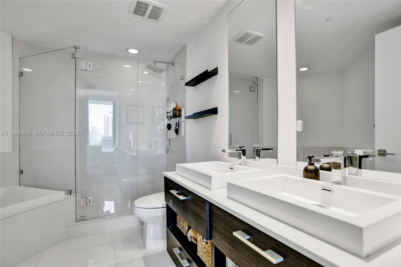 45 SW 9th St, Unit 2001, Miami, FL 33130 Photo