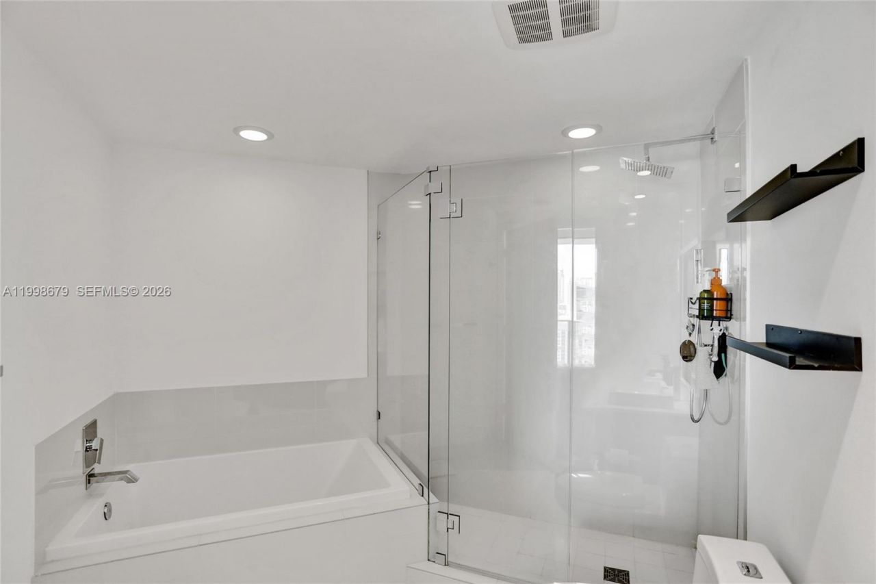 45 SW 9th St, Unit 2001, Miami, FL 33130 Photo
