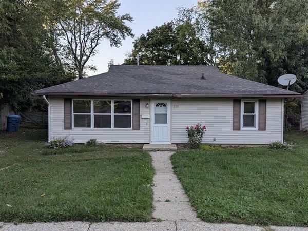 2211 Roseland Avenue, Kalamazoo, MI 49001
