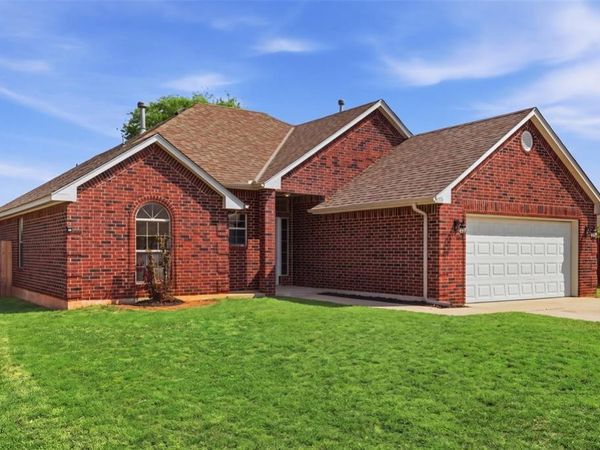 515 E Greenwood Lane, Mustang, OK 73064
