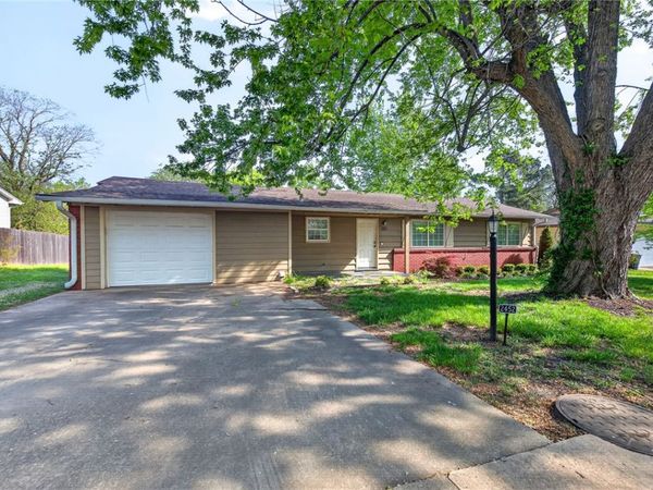 2452 Valley Drive , Fayetteville, AR 72703
