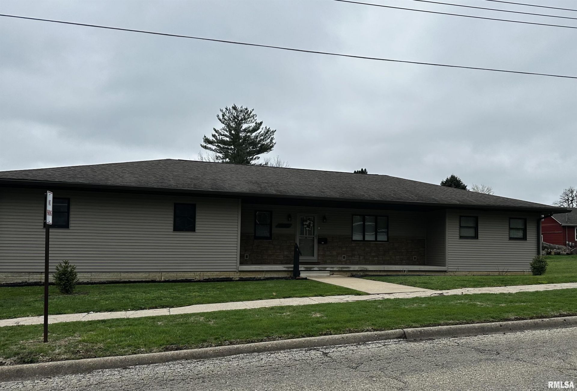 590 E Myrtle Street, Canton, IL 61520 Main Photo