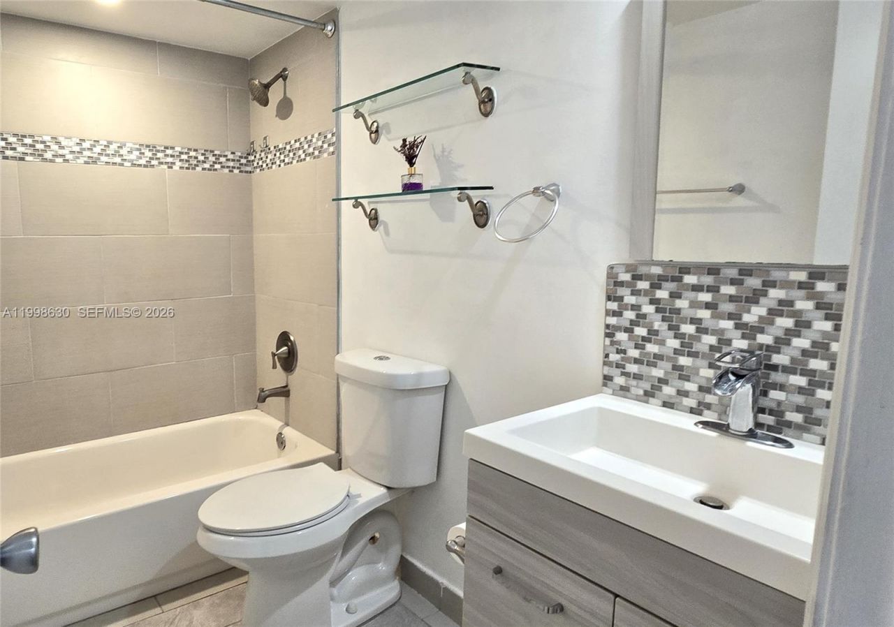 8695 NW 6th Ln, Unit 2-212, Miami, FL 33126 Photo